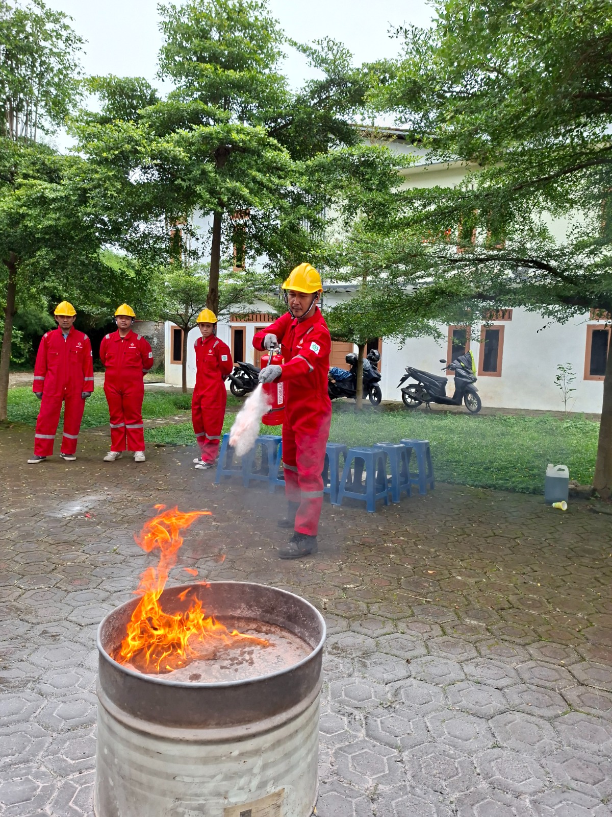 Petugas Pemadam Kebakaran